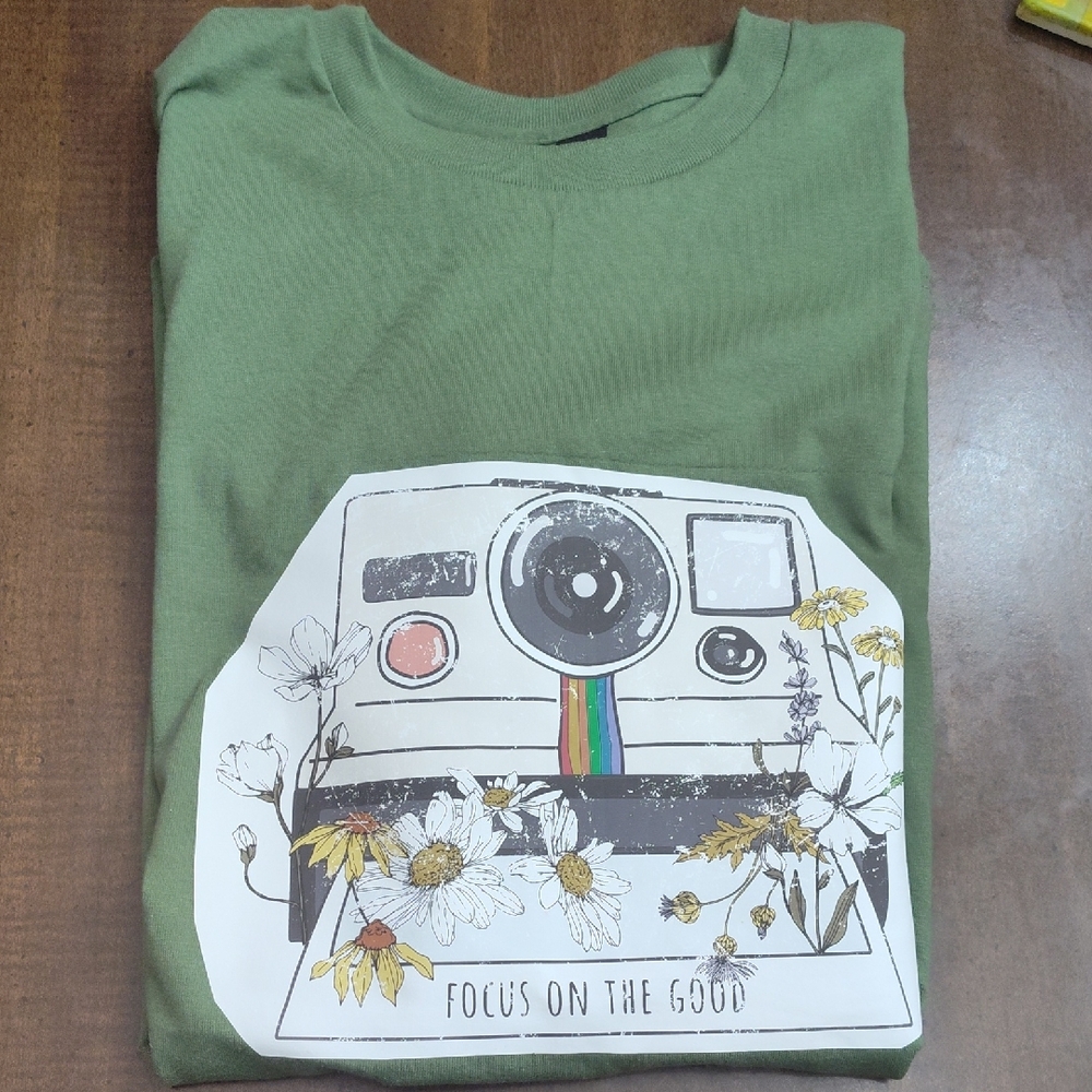 Green Gildan Adult Unisex Graphic T-Shirt Size XL nwot
